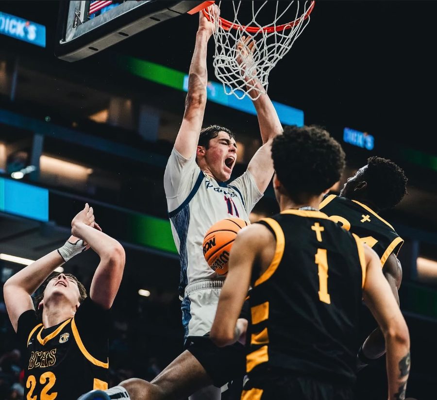 Parker Spees dunking for San Joaquin Memorial